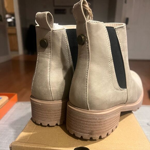 NWT‎ Seven7 women's Billie Chelsea boot metallic gold size 9 women's - Picture 4 of 6